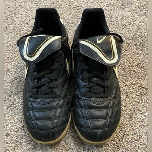 Gently Used, NIKE tempo indoor soccer shoes, UNISEX/Men Size 6.5/Women Size 8